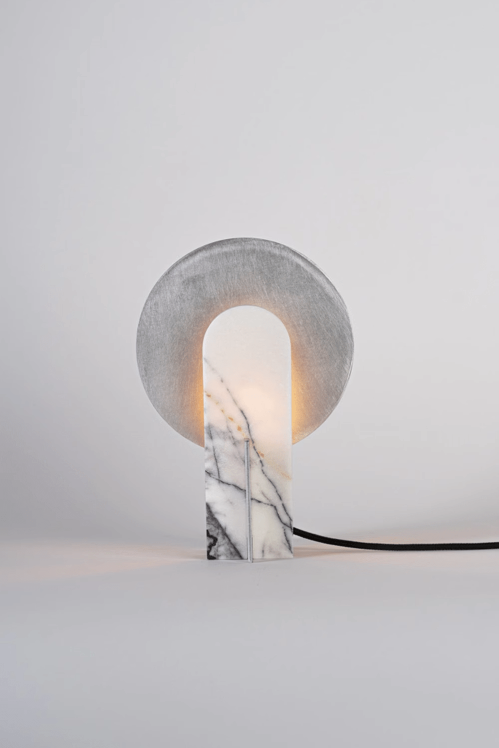 Solvique Arch-bordlampe i marmor