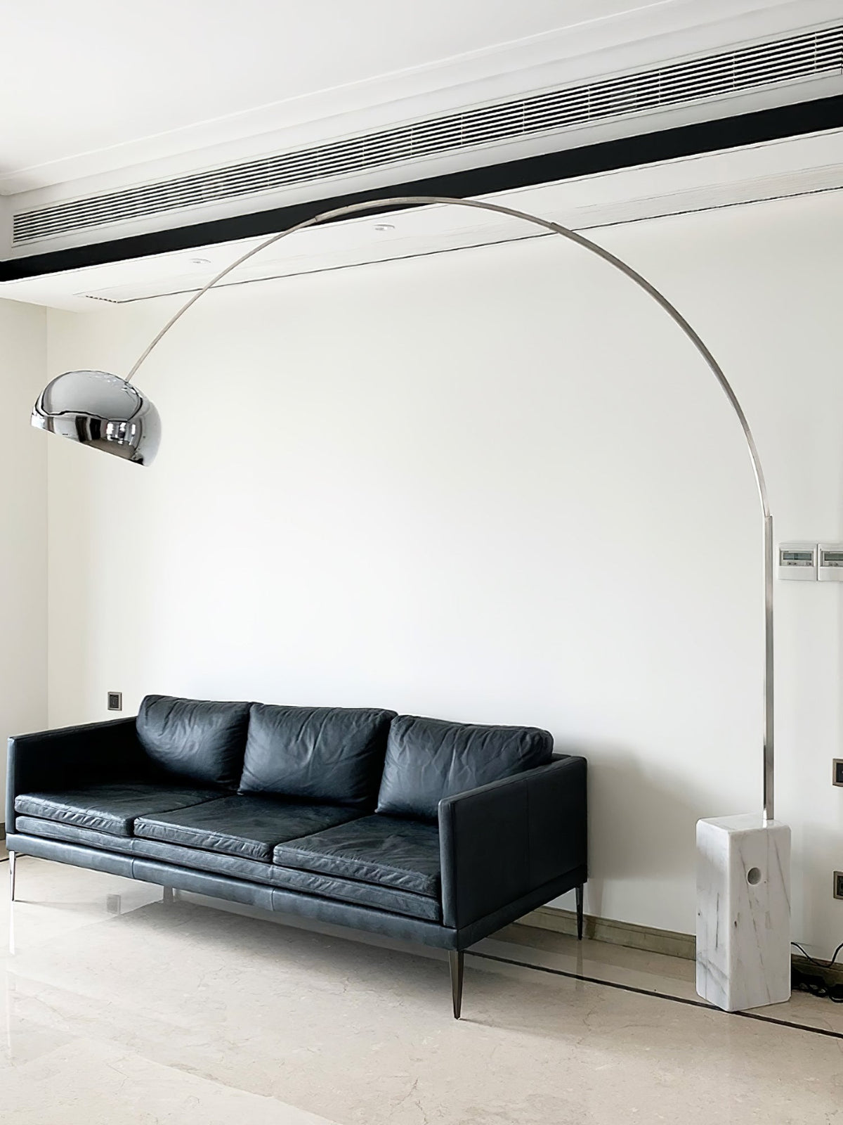 Alevra gulvlampe i stål og marmor