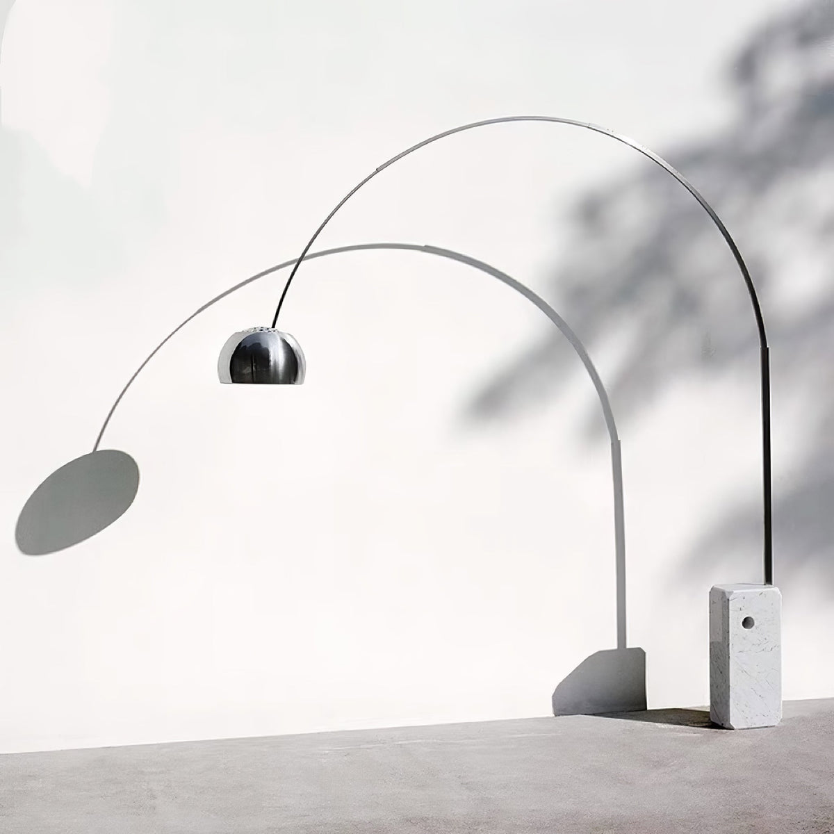 Alevra gulvlampe i stål og marmor