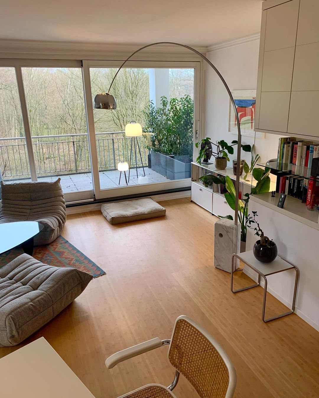 Alevra gulvlampe i stål og marmor