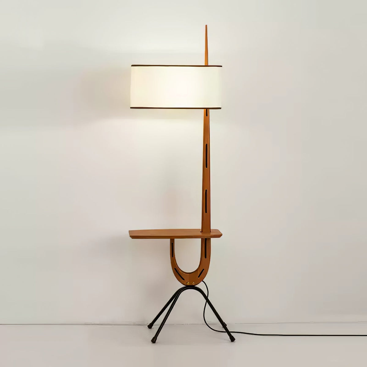 Vemara Golvlampa i trä i mitten av århundradet-stil
