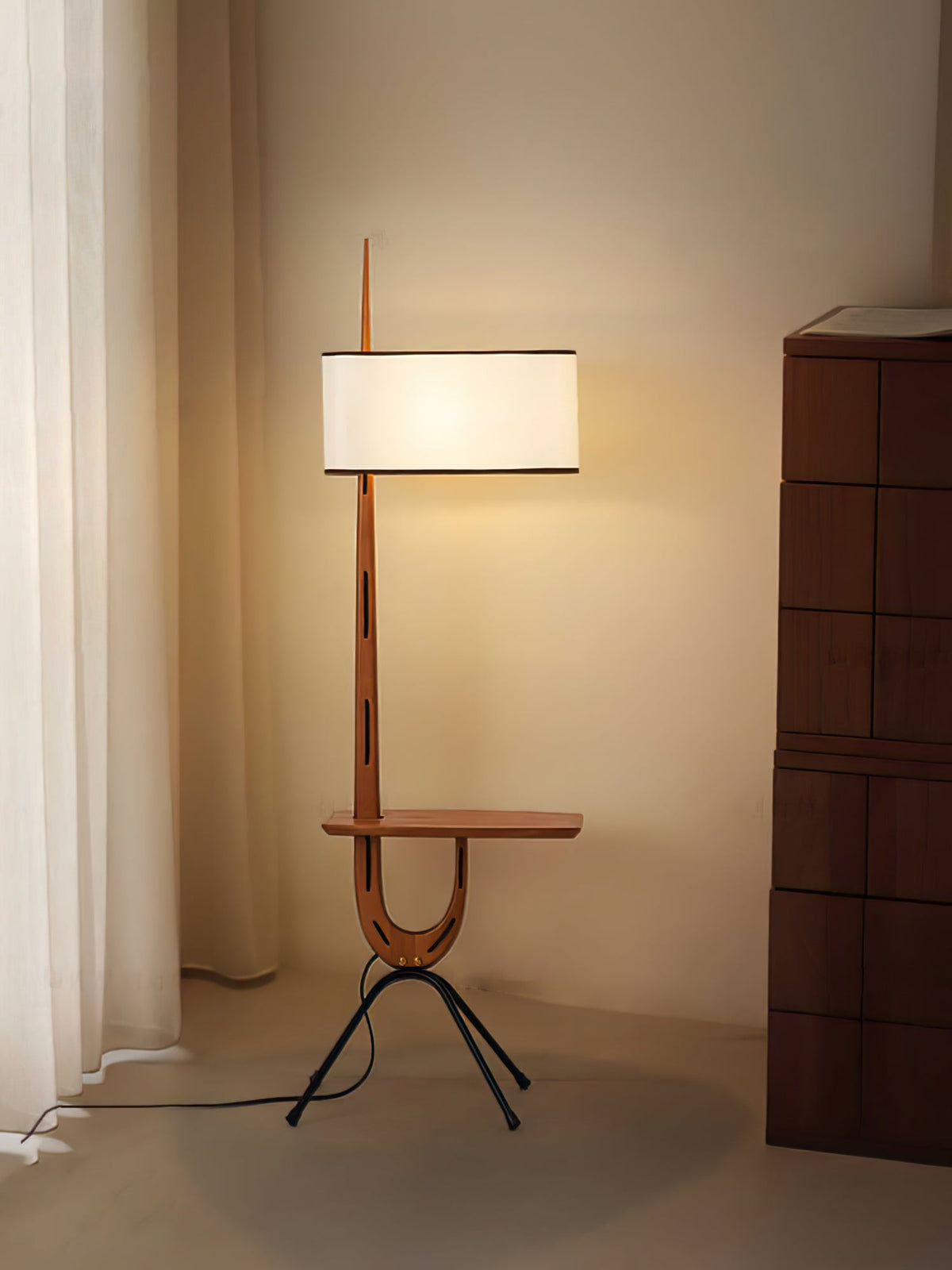 Vemara Golvlampa i trä i mitten av århundradet-stil