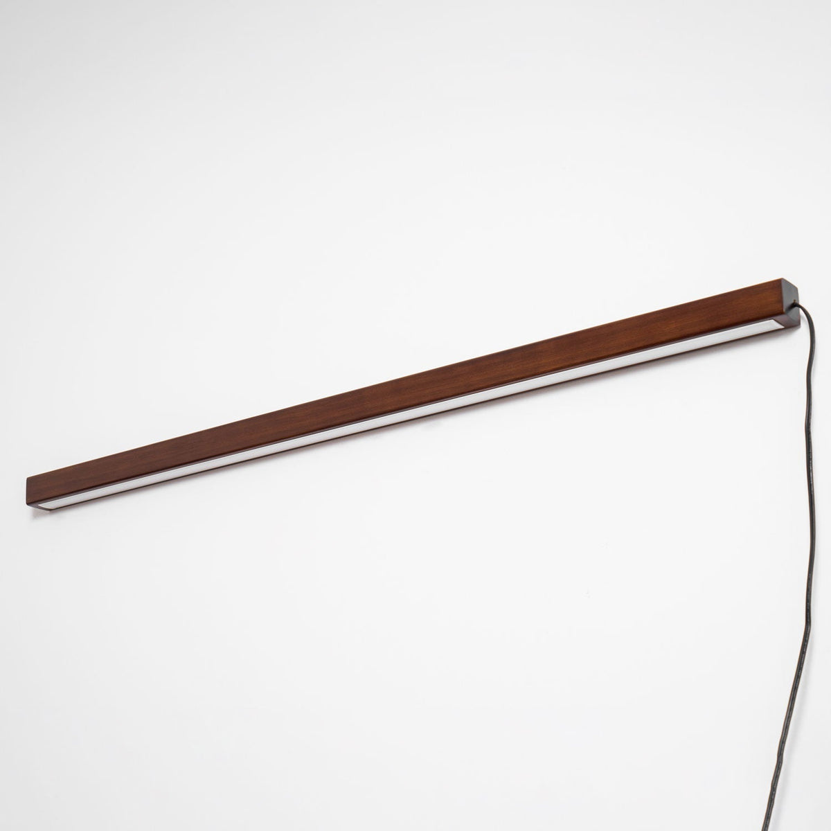 Candeeiro de parede Bryf linear de madeira com ficha