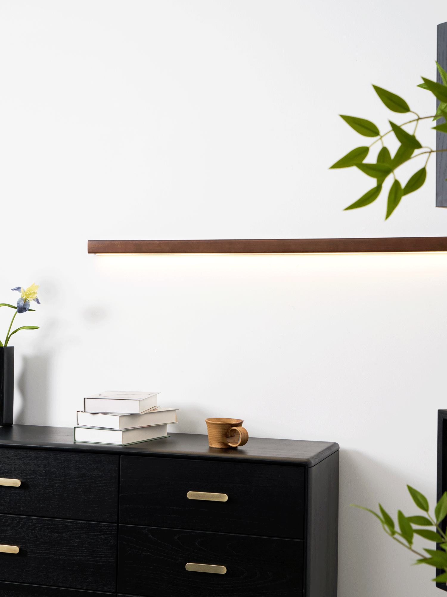 Elvivine lineær, minimalistisk LED-væglampe i træ