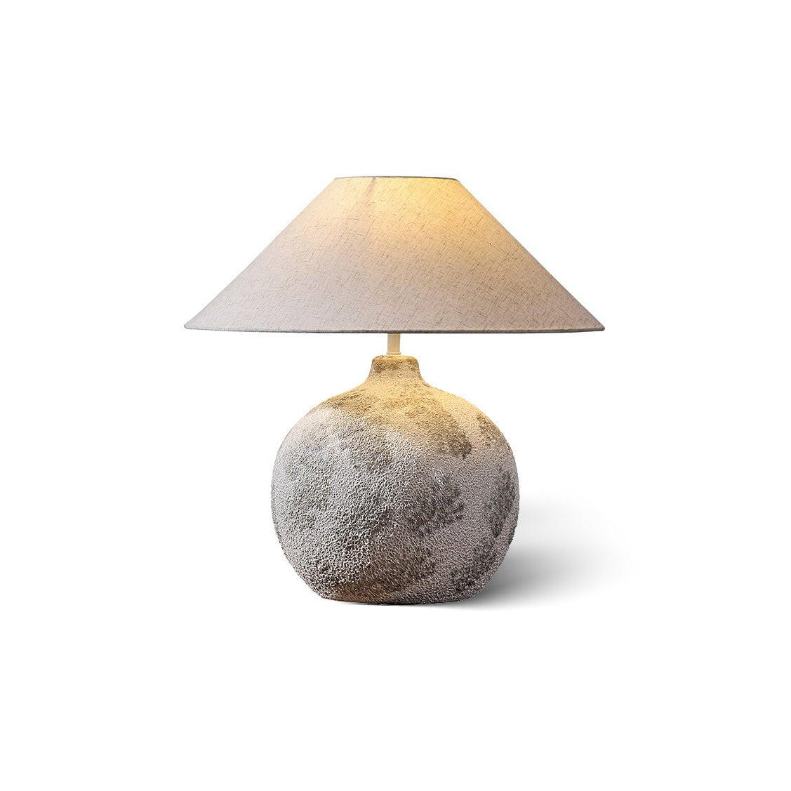 Riona bordlampe i naturligt stof og keramik
