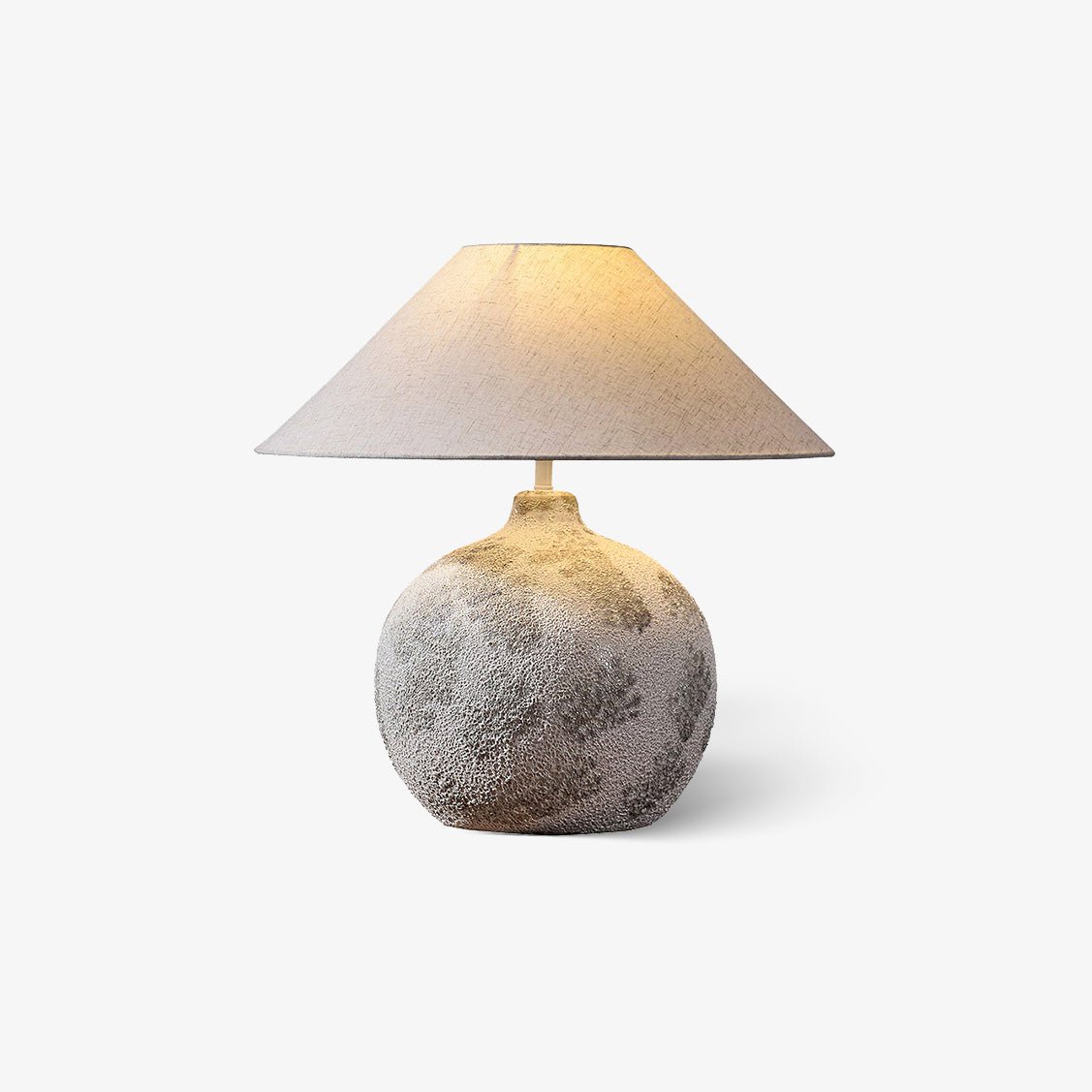 Riona bordlampe i naturligt stof og keramik