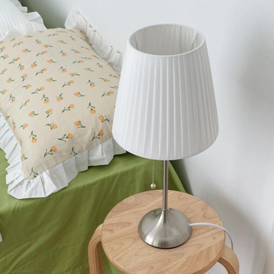 Simplicity plisseret bordlampe i stof
