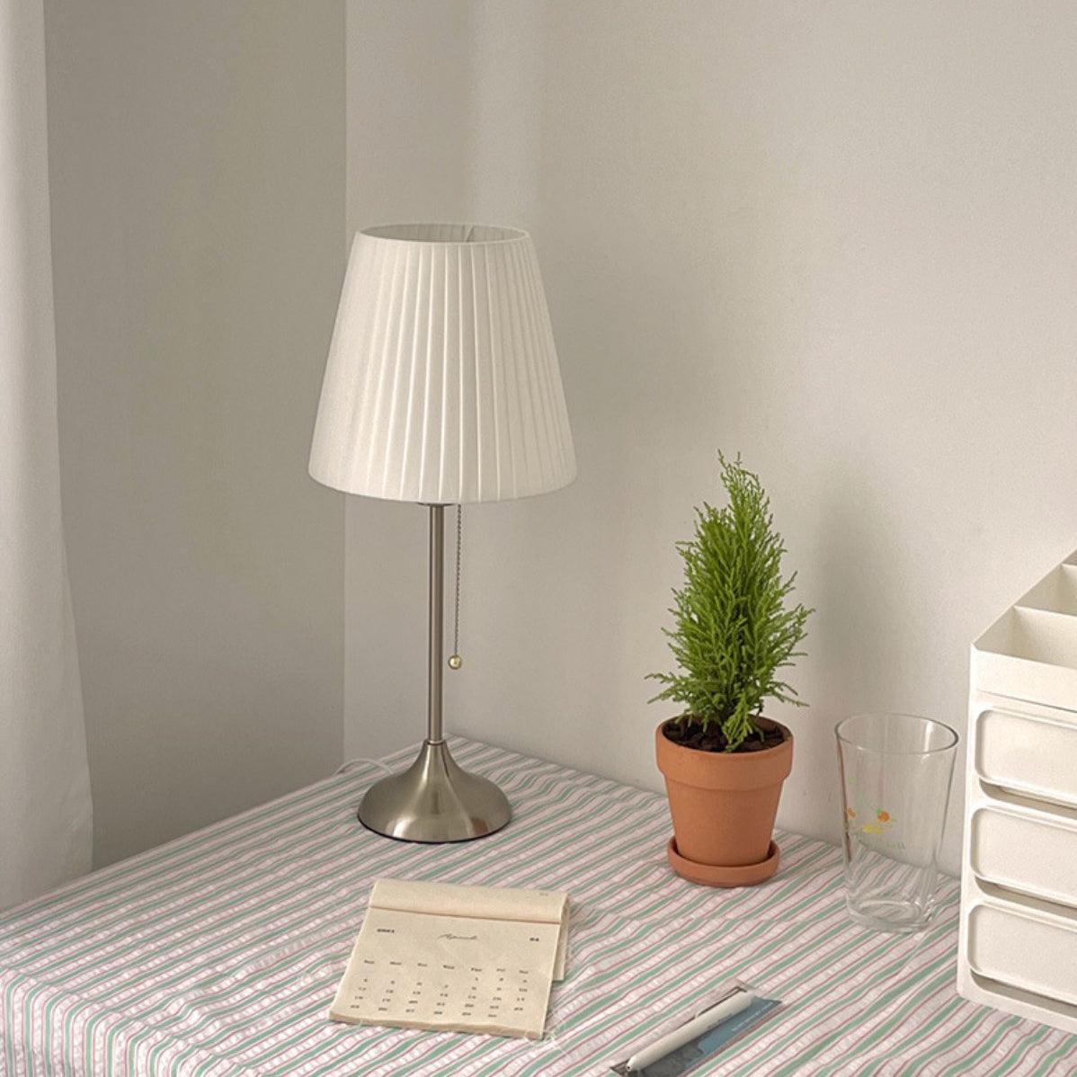 Simplicity plisseret bordlampe i stof