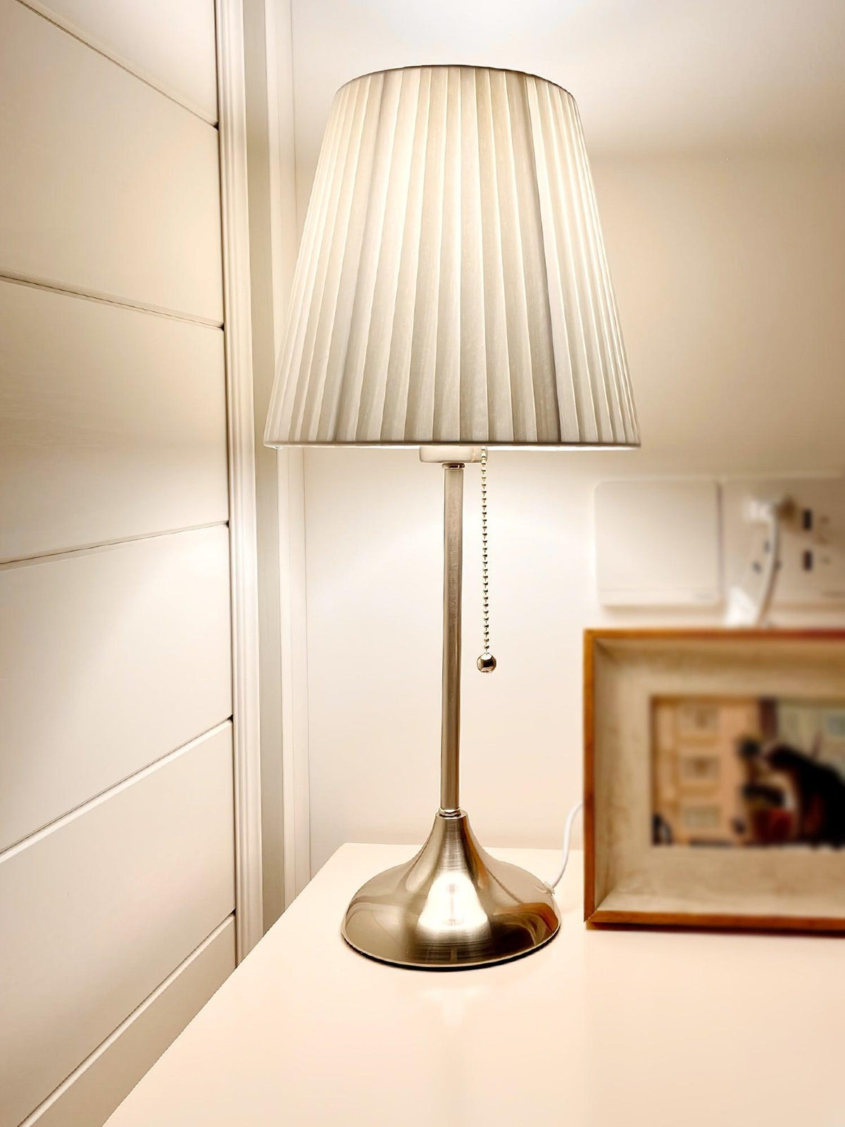 Simplicity plisseret bordlampe i stof