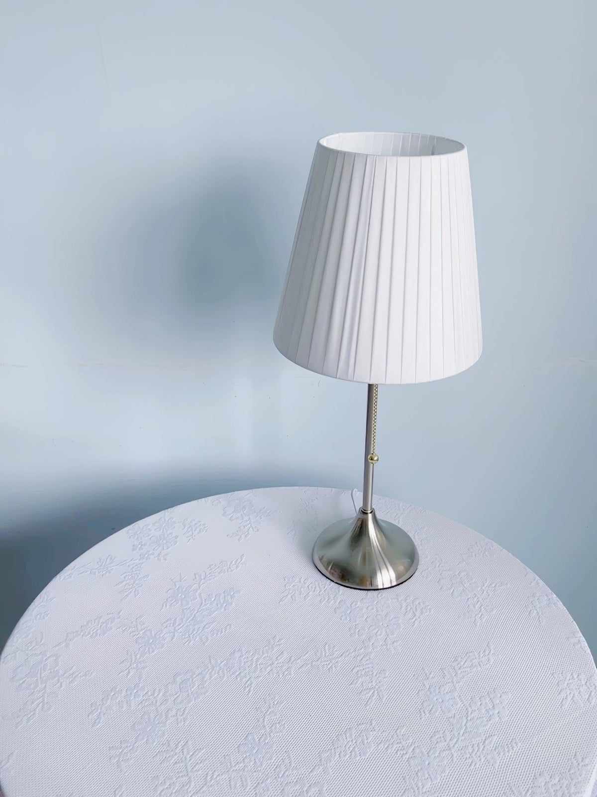 Simplicity plisseret bordlampe i stof