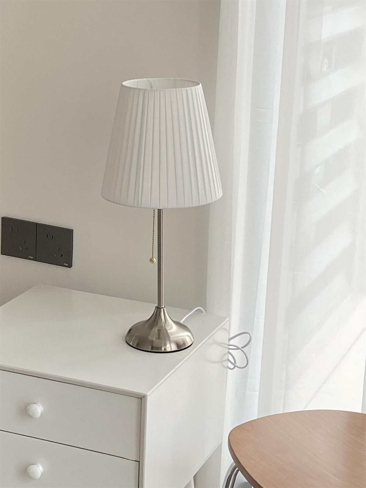 Simplicity plisseret bordlampe i stof