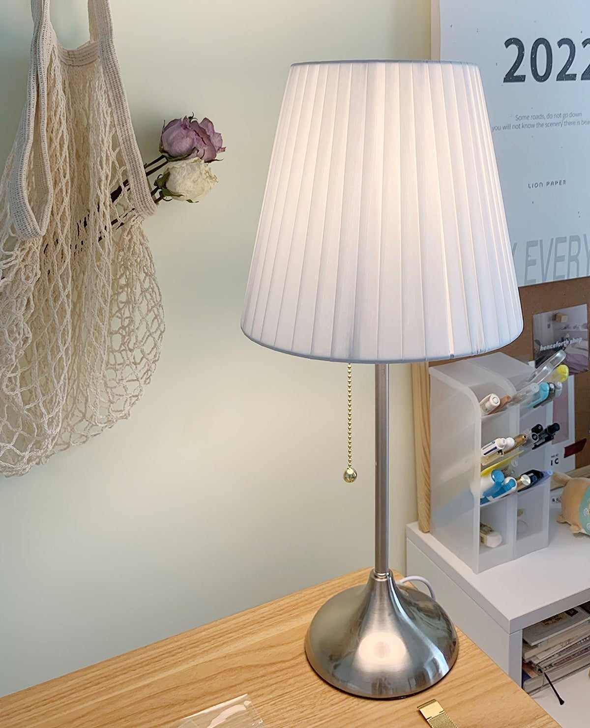 Simplicity plisseret bordlampe i stof