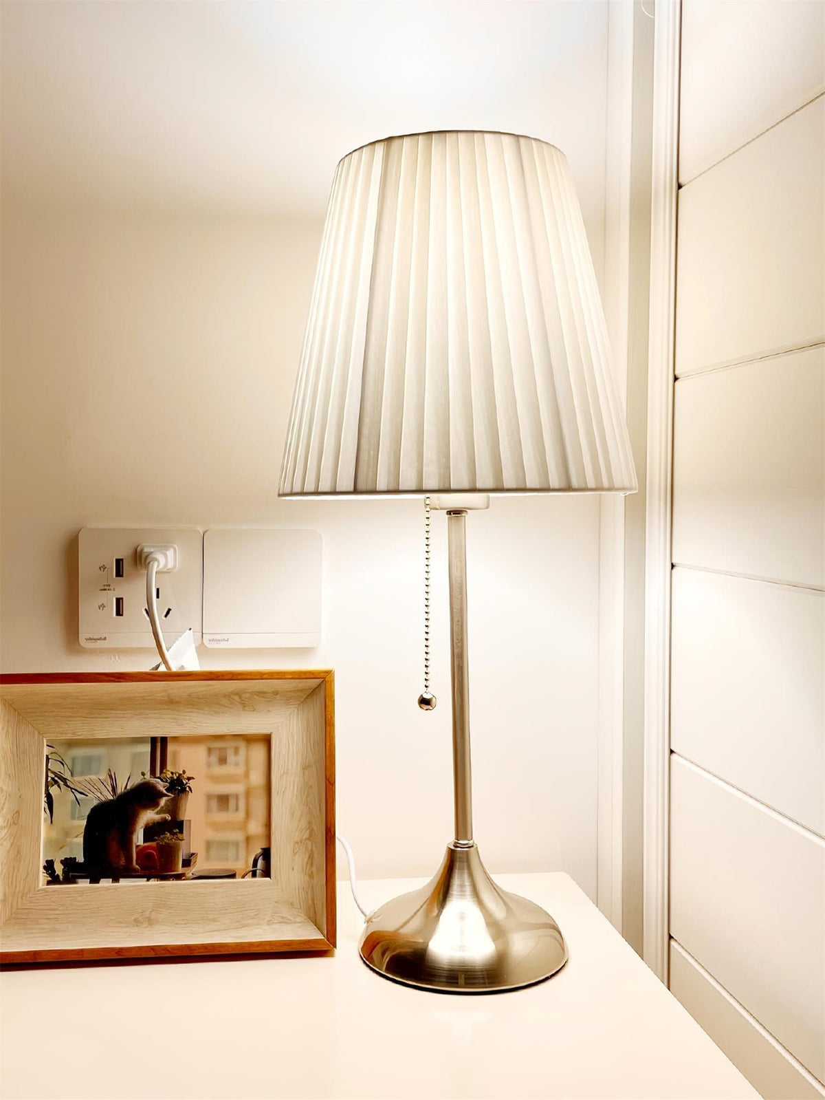 Simplicity plisseret bordlampe i stof