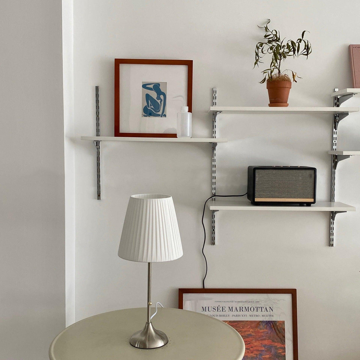 Simplicity plisseret bordlampe i stof
