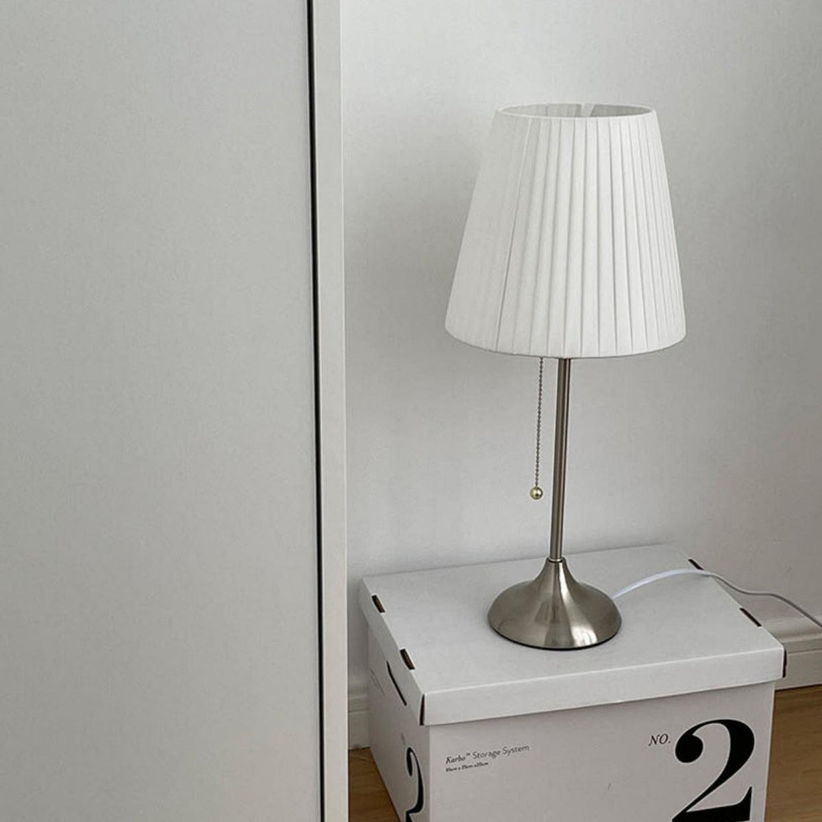 Simplicity plisseret bordlampe i stof