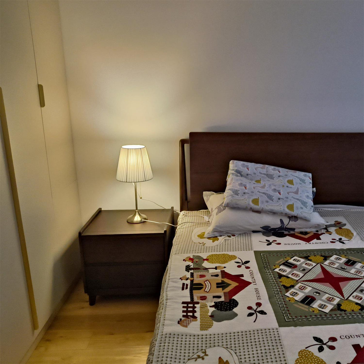 Simplicity plisseret bordlampe i stof