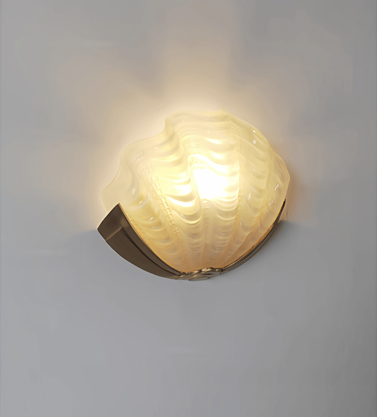 Nico art déco-vägglampa i glas med vågig skärm