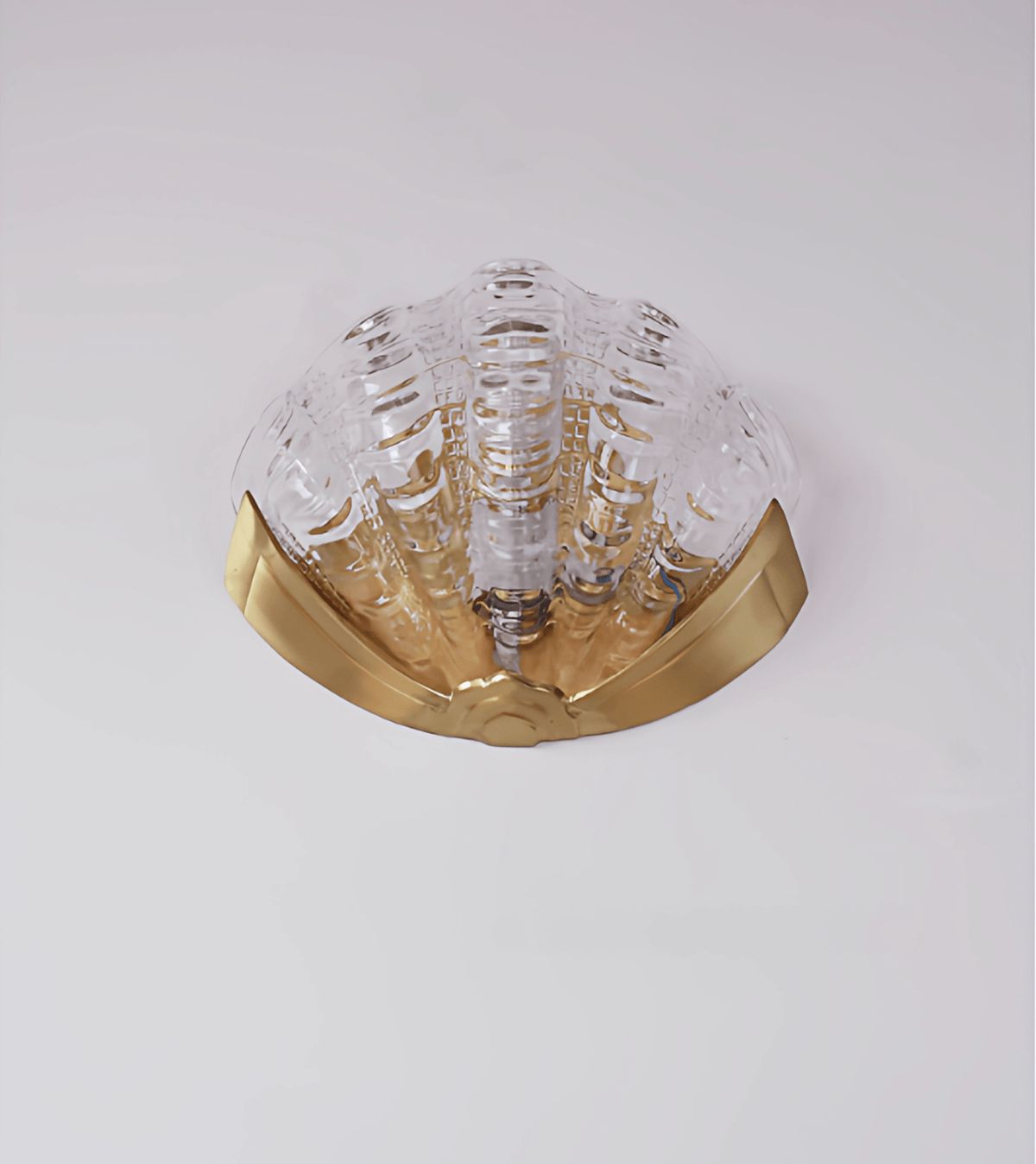 Nico art déco-vägglampa i glas med vågig skärm