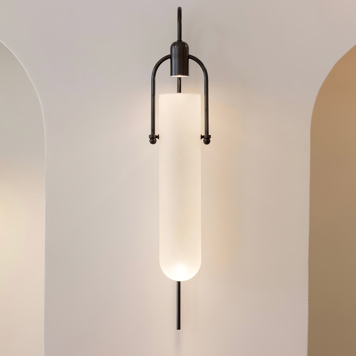 Liororaya væglampe med buet moderne glas