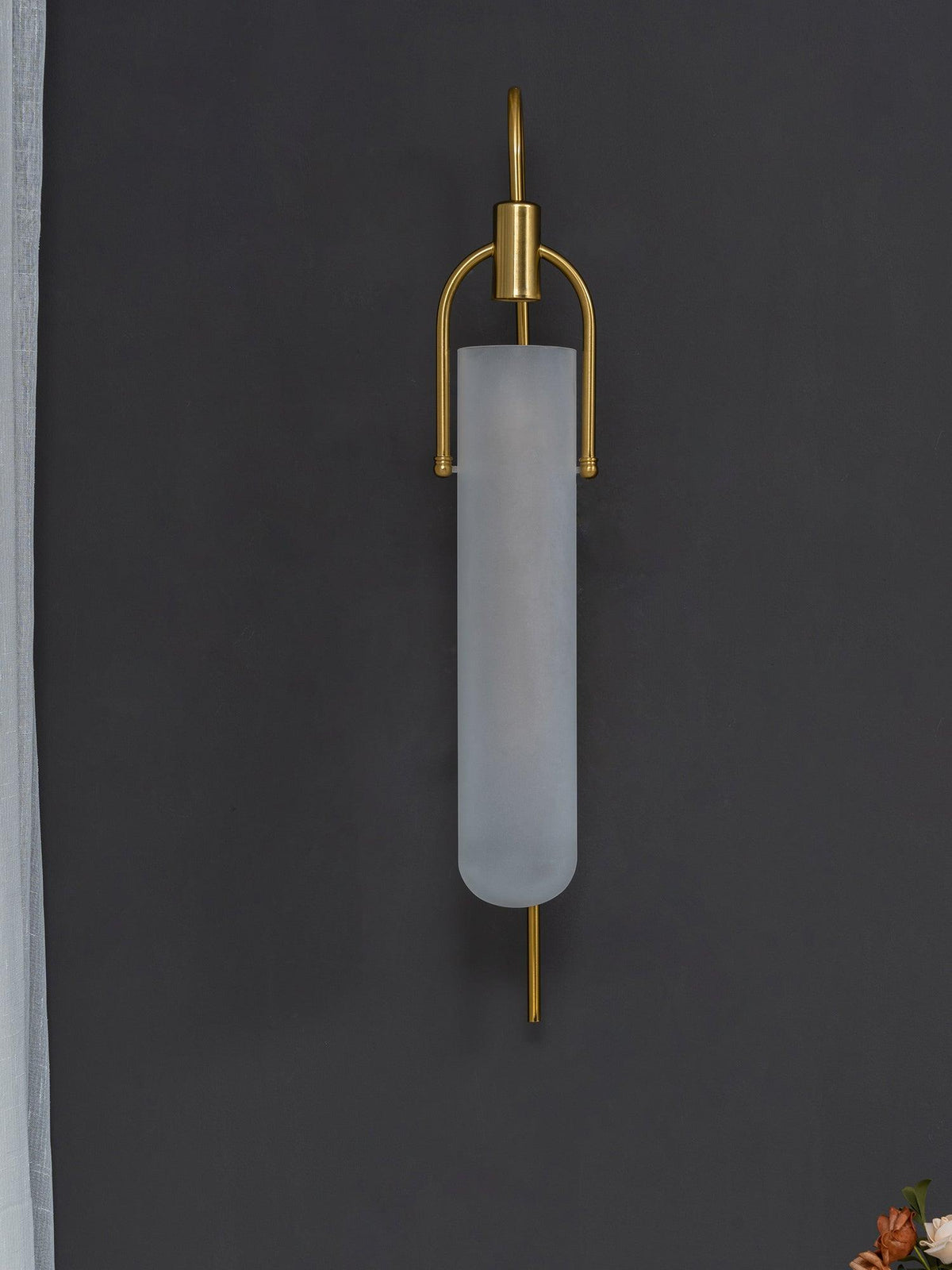 Liororaya væglampe med buet moderne glas