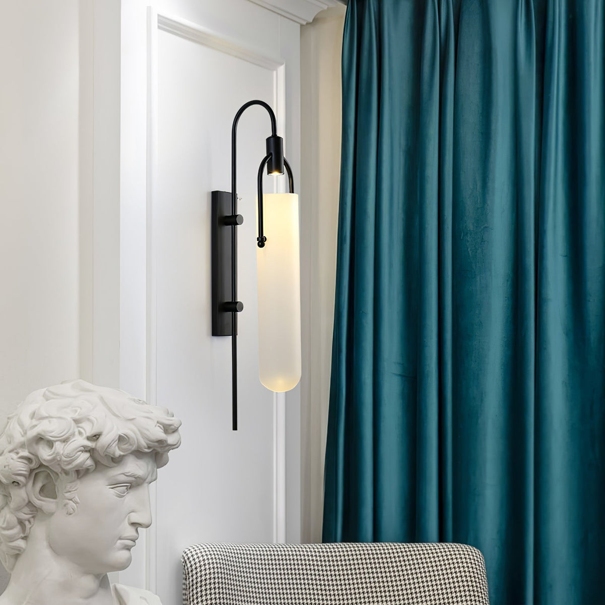 Liororaya væglampe med buet moderne glas