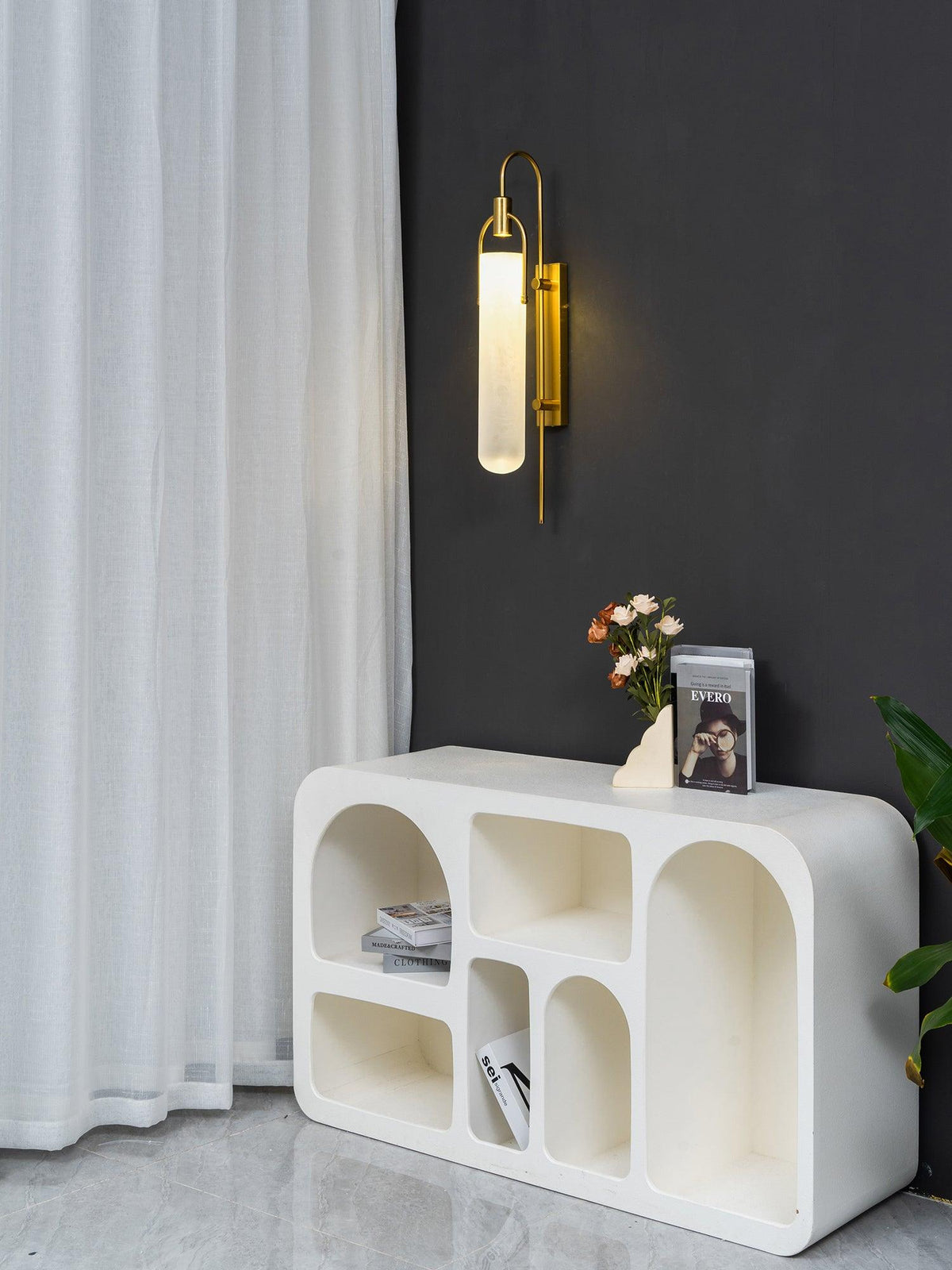 Liororaya væglampe med buet moderne glas