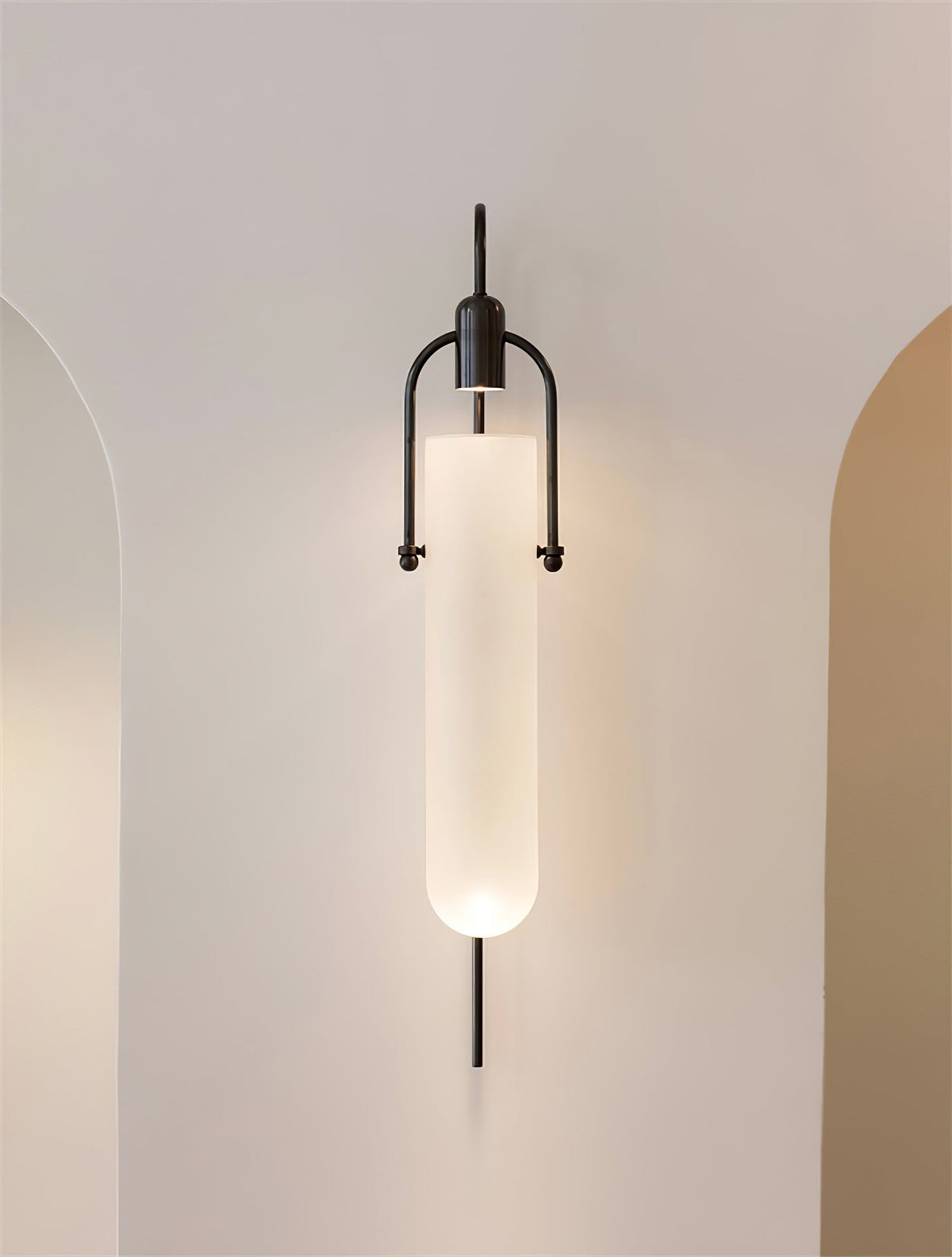 Liororaya væglampe med buet moderne glas