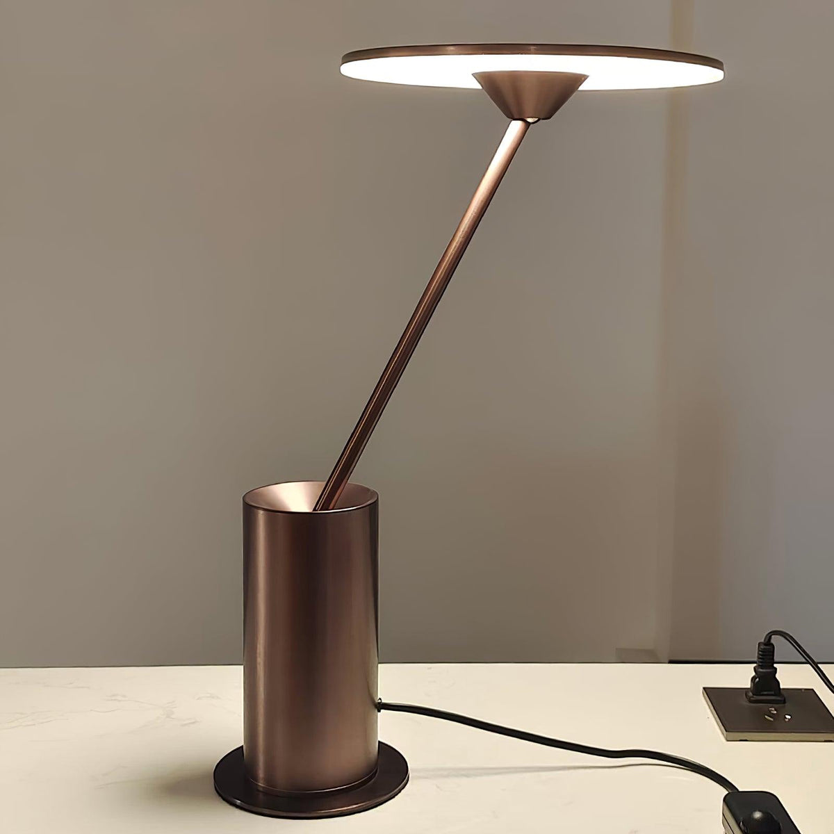 Candeeiro de mesa minimalista em aço Feralielle