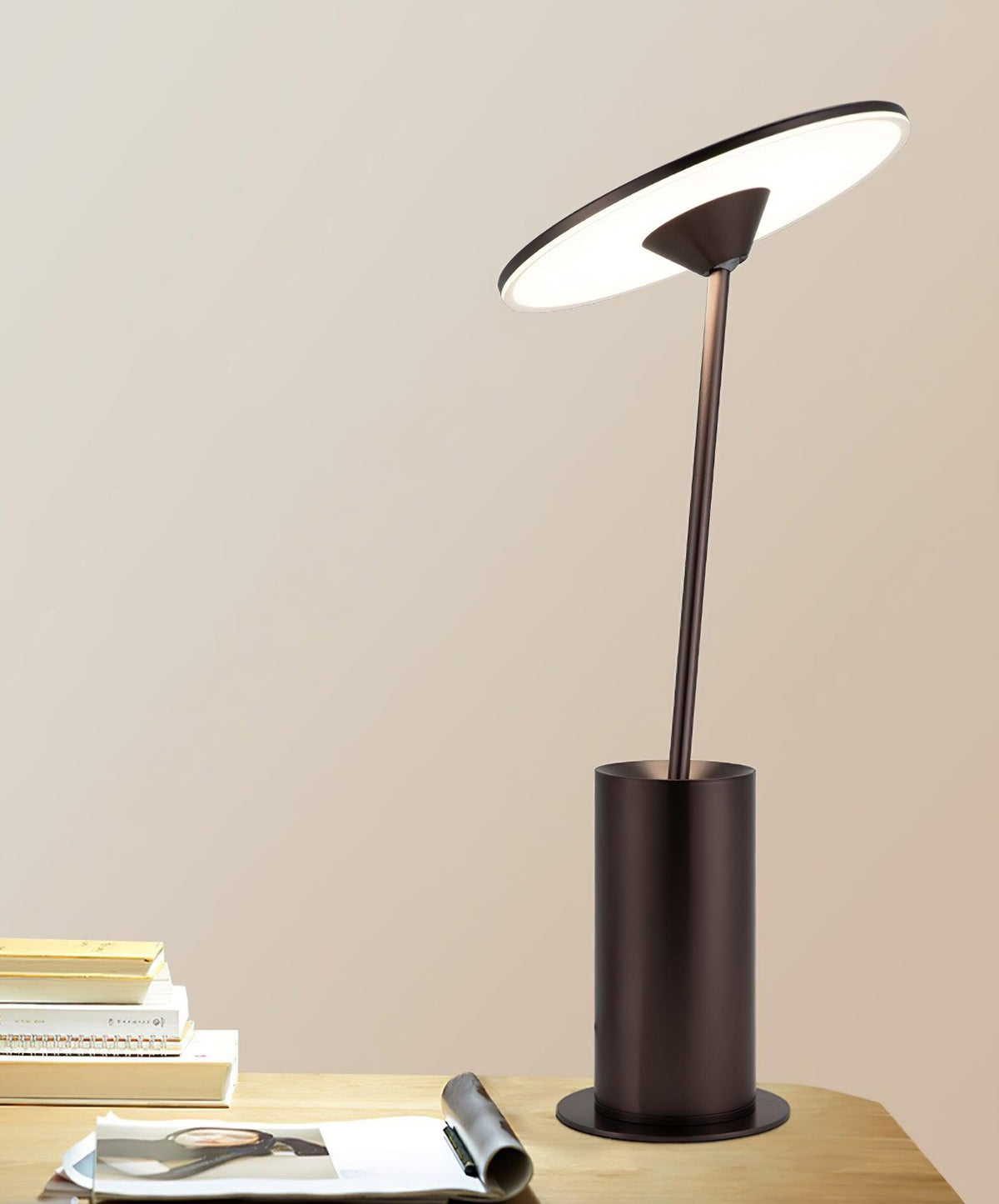 Candeeiro de mesa minimalista em aço Feralielle