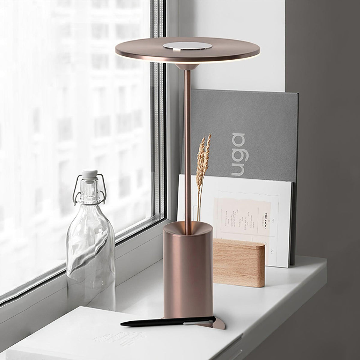 Candeeiro de mesa minimalista em aço Feralielle