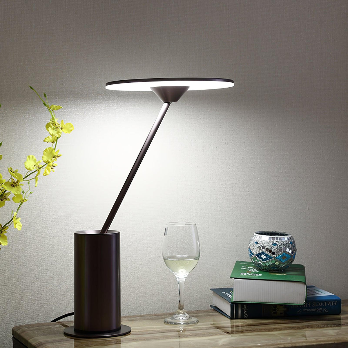 Candeeiro de mesa minimalista em aço Feralielle