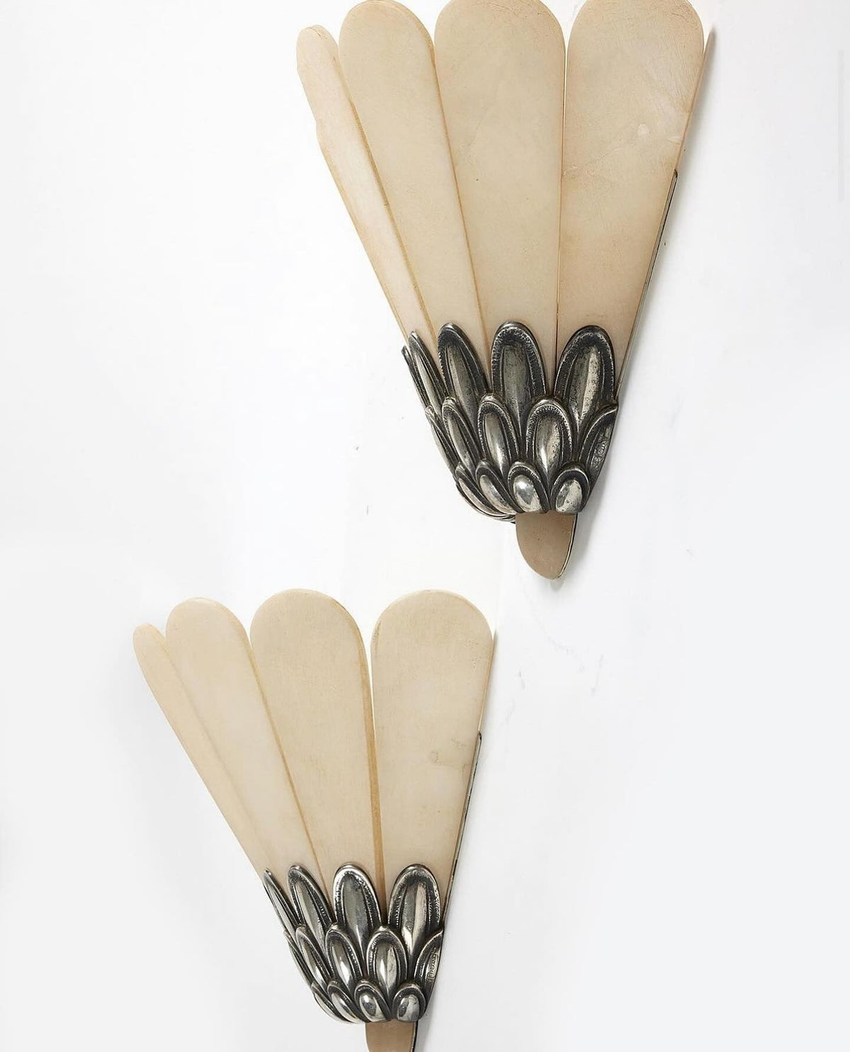 Candeeiro de parede vintage Marbe em alabastro com pétalas