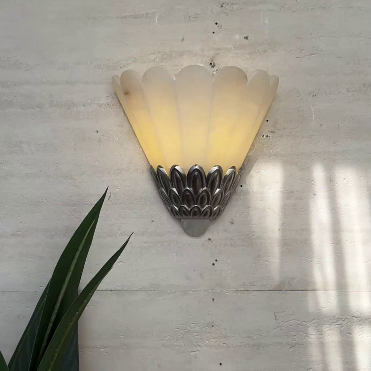 Candeeiro de parede vintage Marbe em alabastro com pétalas