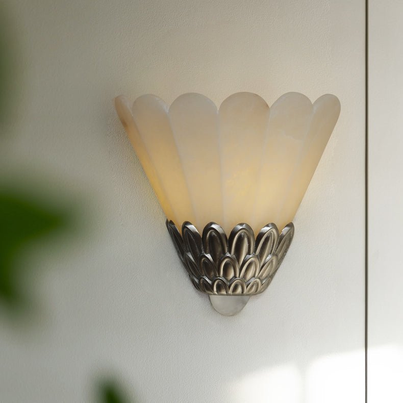 Candeeiro de parede vintage Marbe em alabastro com pétalas