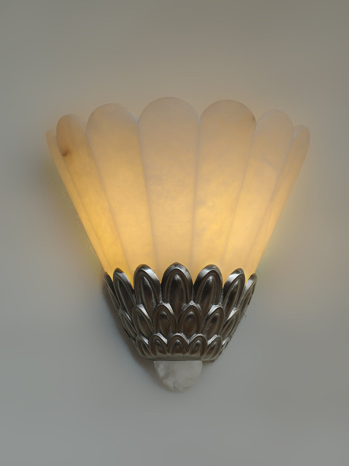 Candeeiro de parede vintage Marbe em alabastro com pétalas
