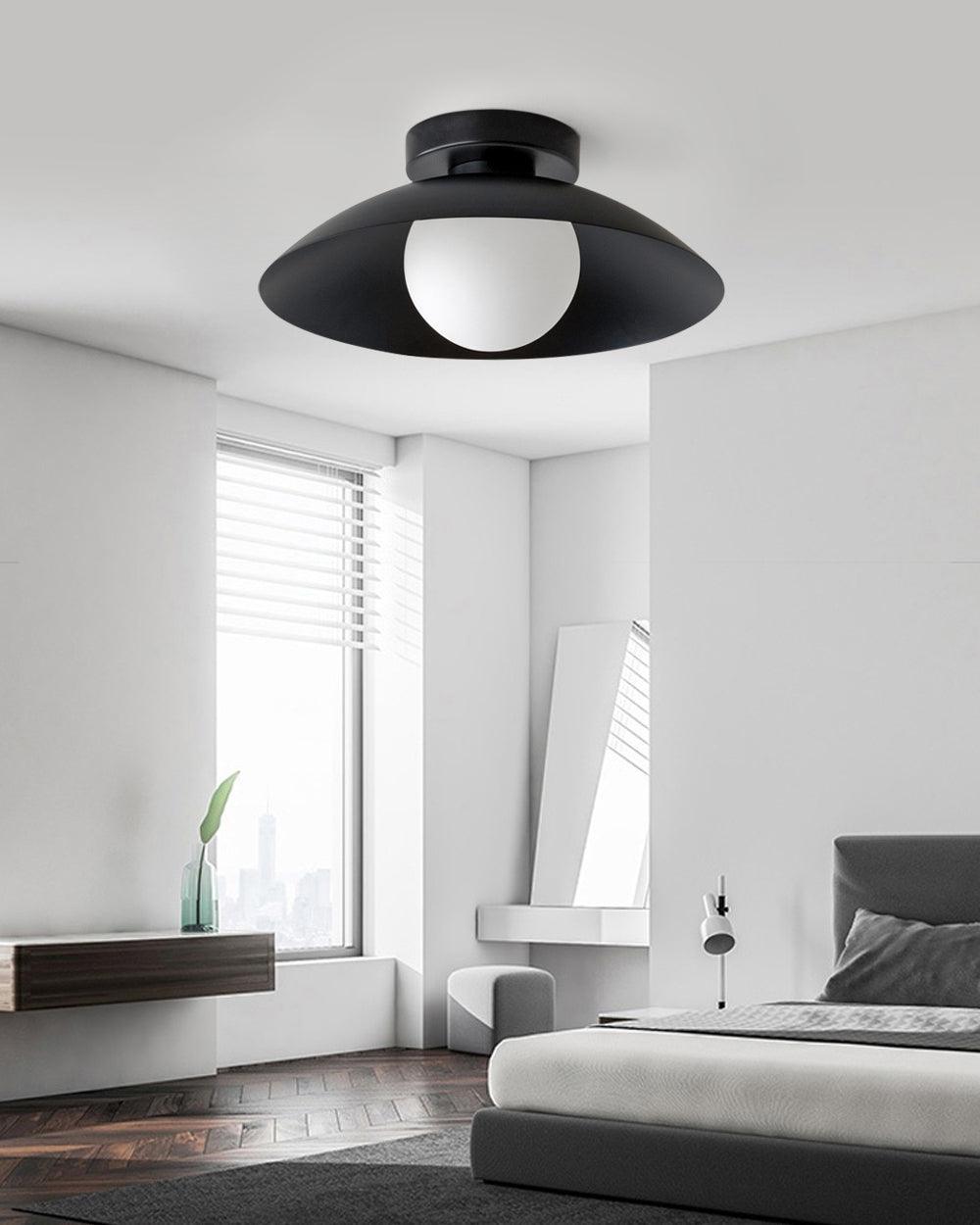 Loftslampe med metalskærm og glas, med forskellige farvemuligheder
