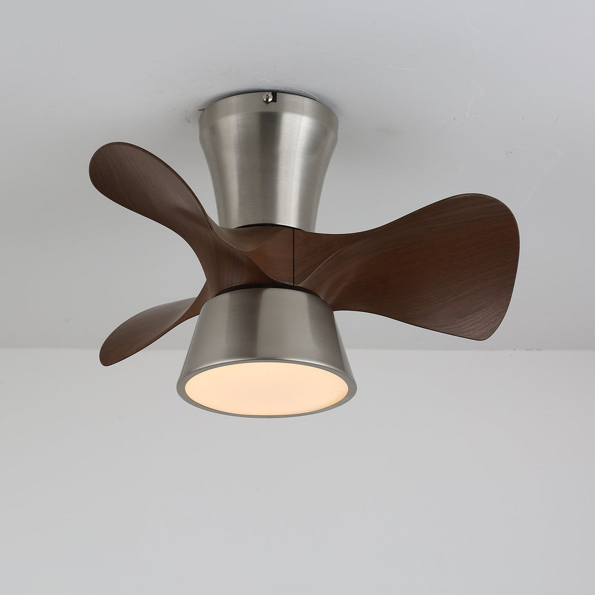 Nera moderne loftsventilator med lys i træ
