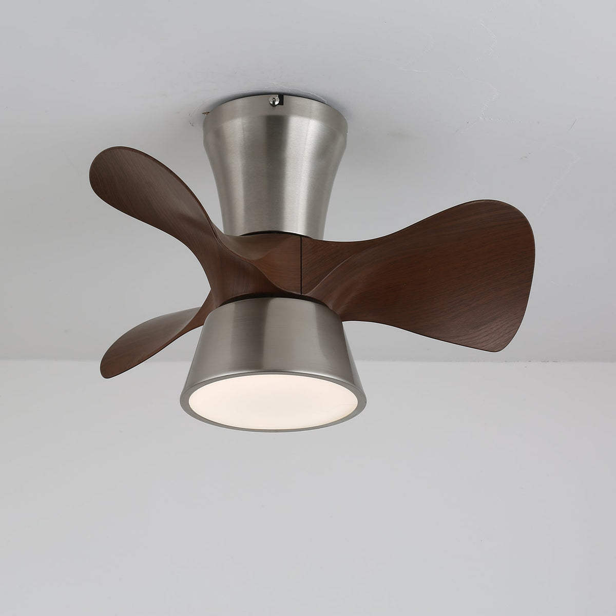 Nera moderne loftsventilator med lys i træ