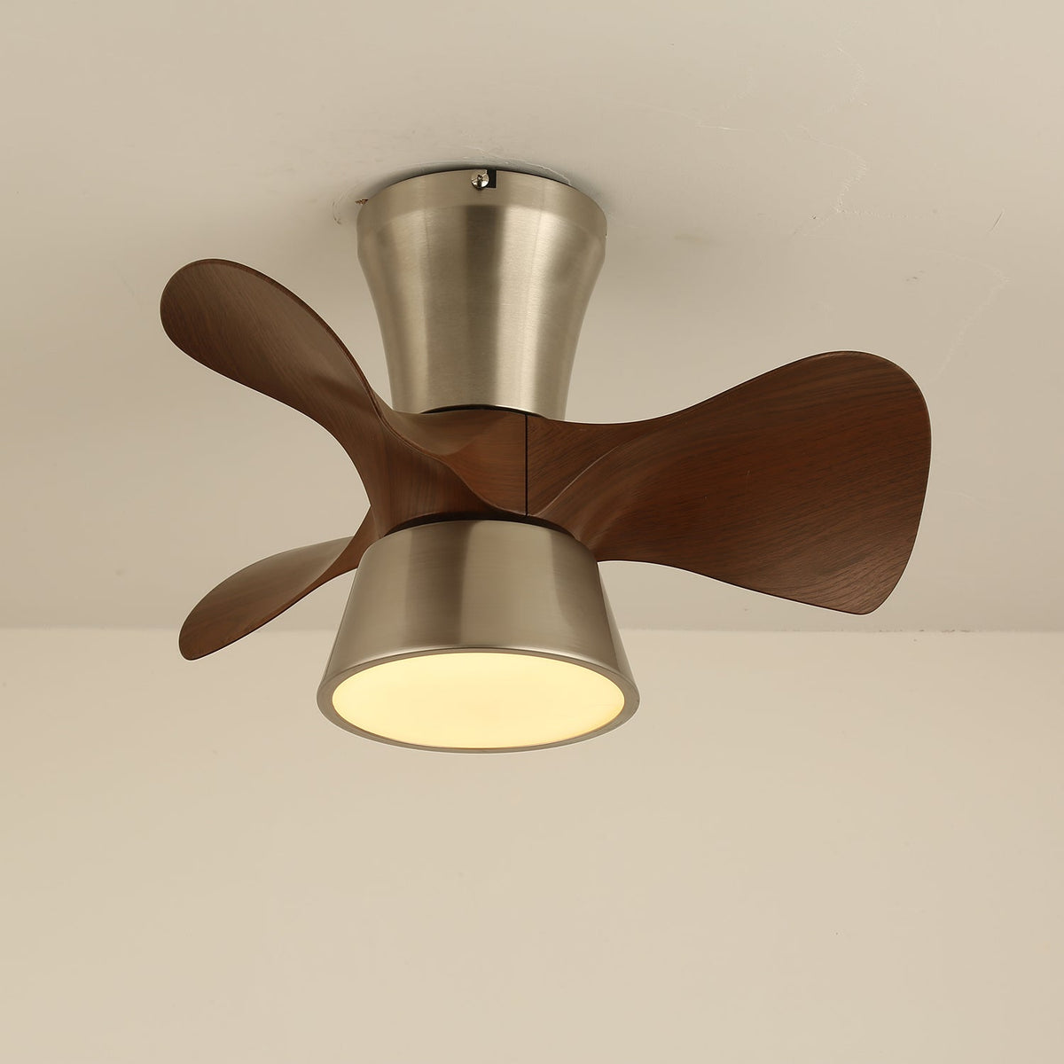 Nera moderne loftsventilator med lys i træ
