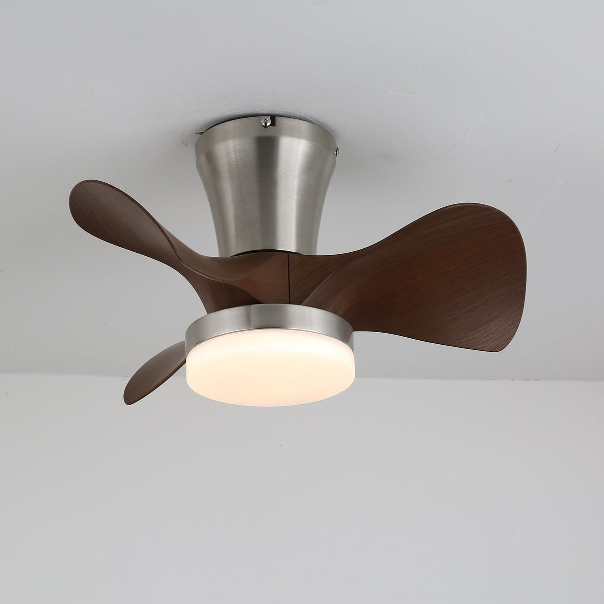 Nera moderne loftsventilator med lys i træ