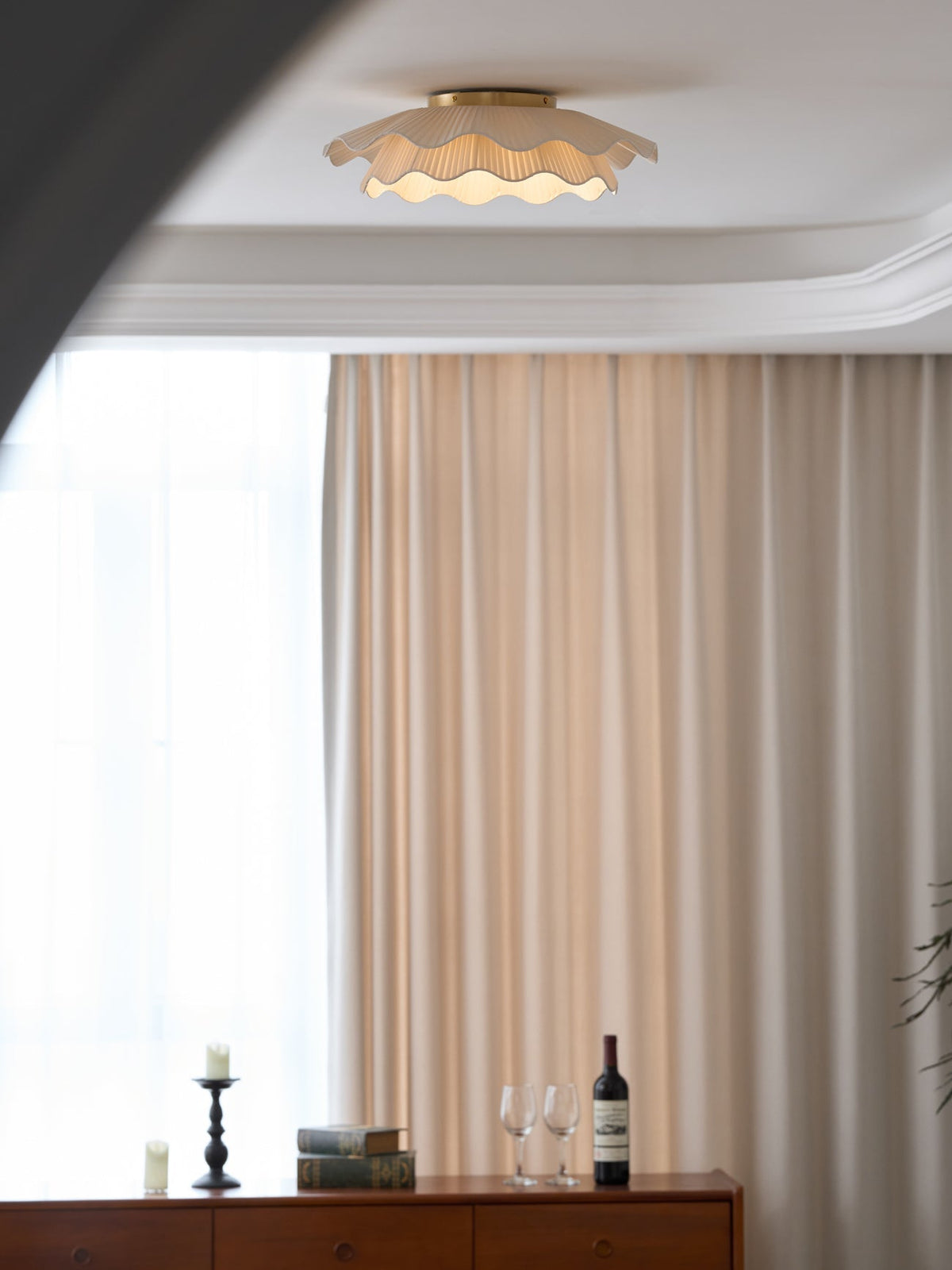 Mylirira loftslampe i messing og stof med førsteklasses elegance og bølgeform