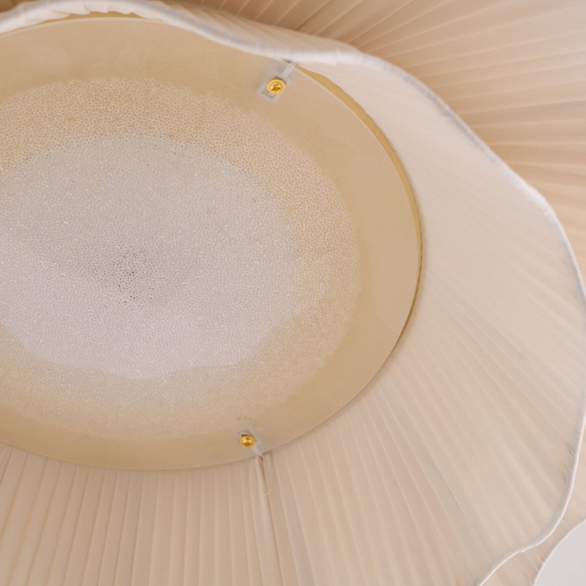 Mylirira loftslampe i messing og stof med førsteklasses elegance og bølgeform