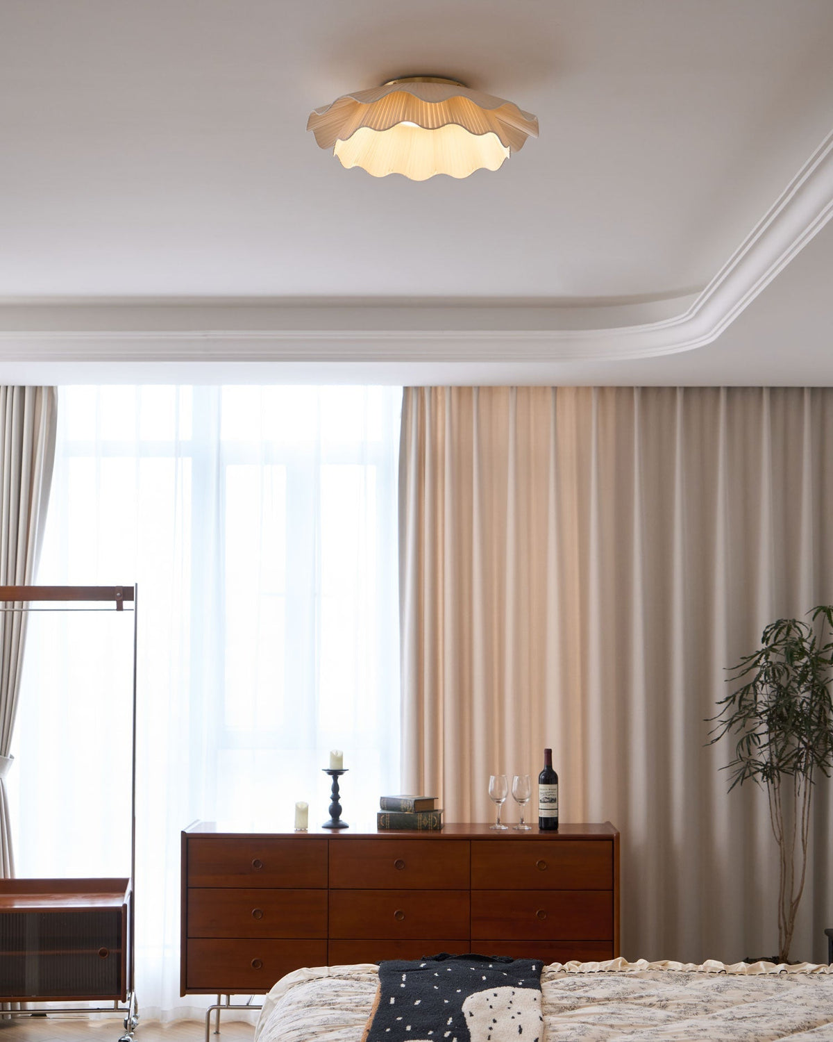 Mylirira loftslampe i messing og stof med førsteklasses elegance og bølgeform