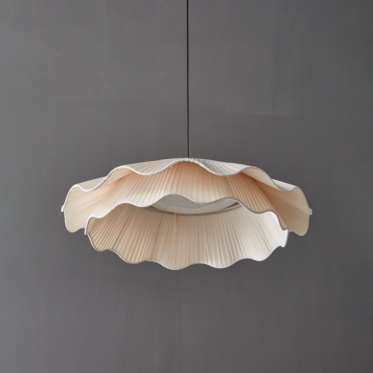Ellorel elegant bølgeformet pendellampe i messing og stof