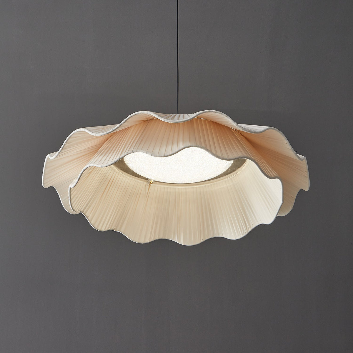 Ellorel elegant bølgeformet pendellampe i messing og stof