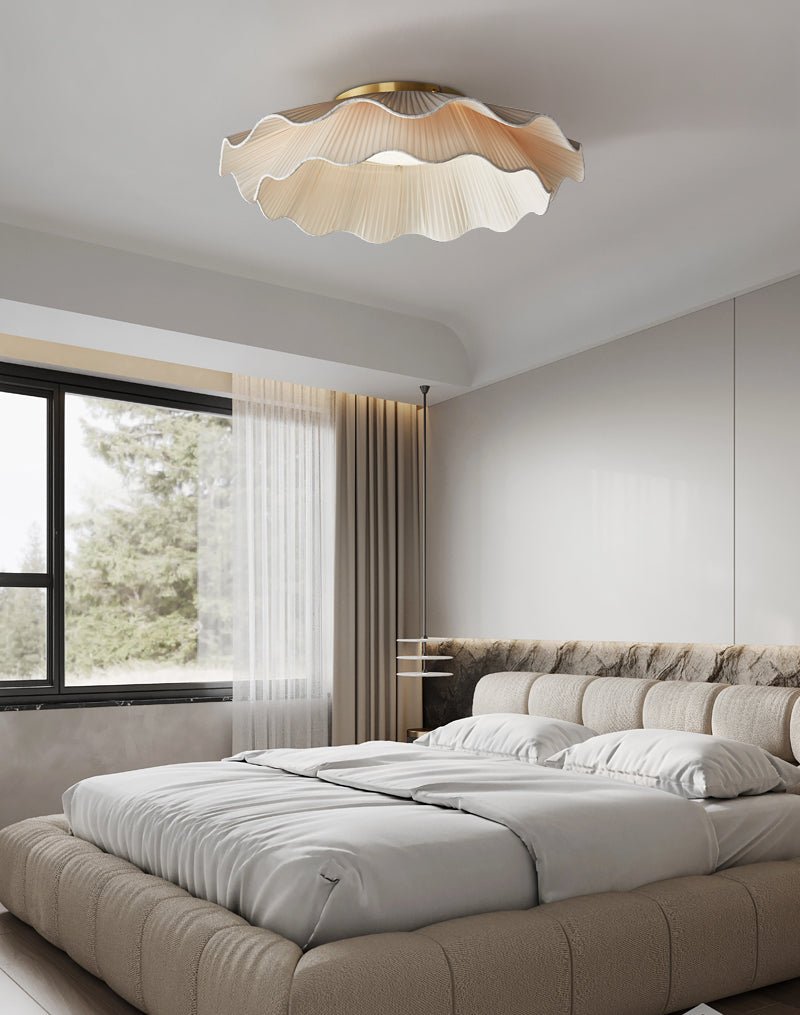 Mylirira loftslampe i messing og stof med førsteklasses elegance og bølgeform