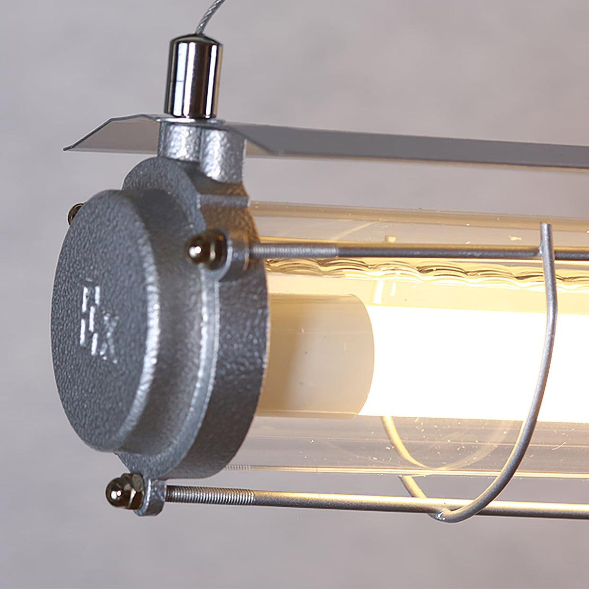 Candeeiro suspenso linear industrial Alaric