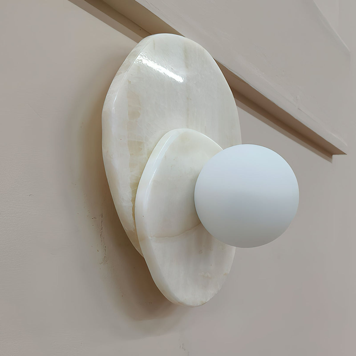 Alorarae organisk vägglampa i alabaster