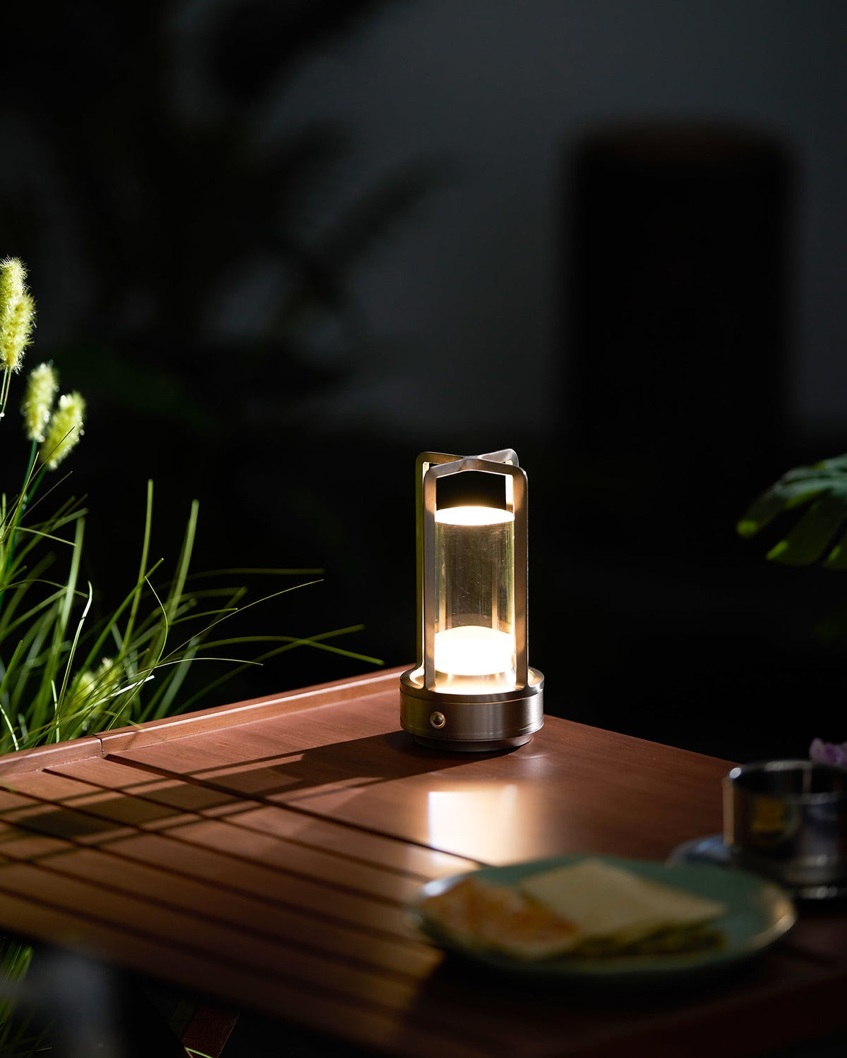 Solvane-genopladelig bordlampe