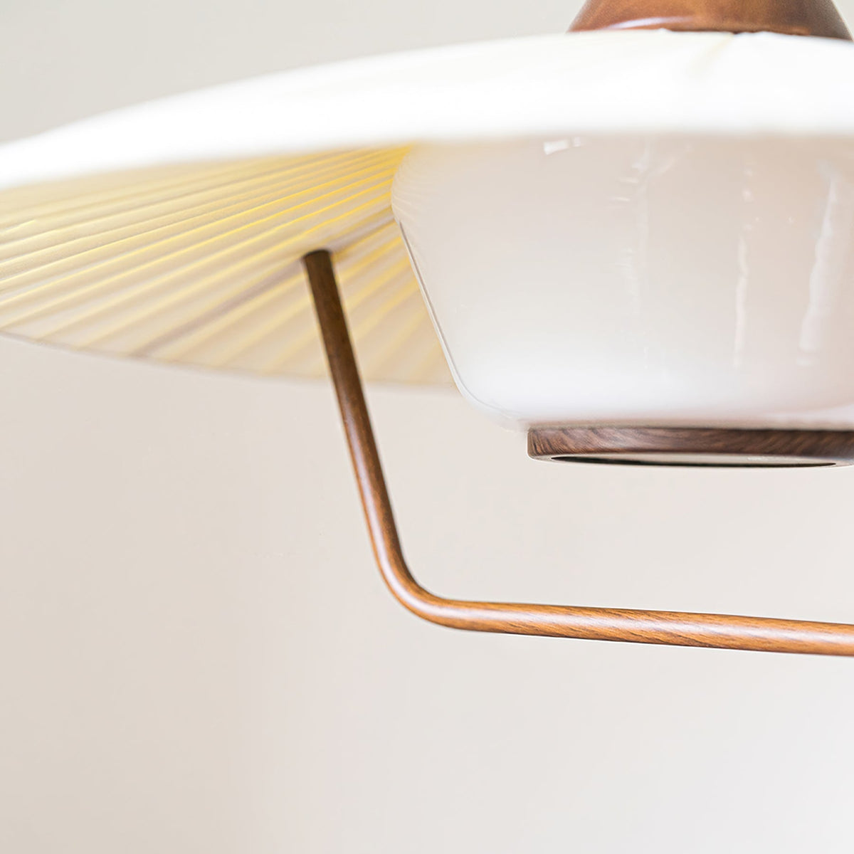Vionne pendellampe i træ og hvid i mid-century-stil